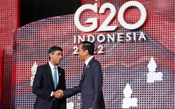 英国のスナク首相（左）を出迎えるインドネシアのジョコ大統領（15日、バリ島）＝ロイター