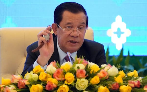ＡＳＥＡＮ議長国として会見するカンボジアのフン・セン首相（13日、プノンペン）＝ロイター