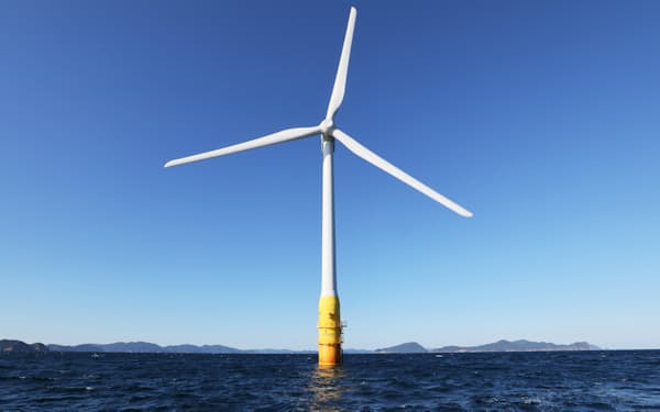浮体式の洋上風力発電機「はえんかぜ」（10月、長崎県五島市）