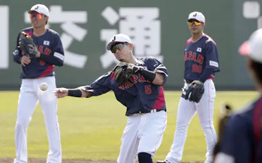 WBC日本代表合宿で練習をする牧原大成。内外野を守れる万能選手は連覇に欠かせない=共同