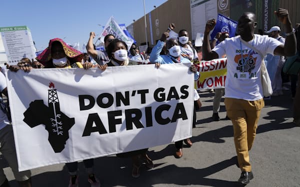 欧州がアフリカで増やそうとするガス生産に現地では反発が強まる（COP27開催地のエジプトで起きたデモ）＝ＡＰ