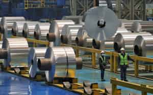 山東省鄒平市のアルミ工場。中国は数百万トンのアルミ生産を70年来の拠点である石炭産地の北部から、再生可能エネルギーが豊富な南部や西部の地域へ移そうとしている=ロイター 山東省鄒平市のアルミ工場。中国は数百万トンのアルミ生産を70年来の拠点である石炭産地の北部から、再生可能エネルギーが豊富な南部や西部の地域へ移そうとしている=ロイター