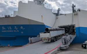 RORO船は荷台を載せたトレーラーが自走して荷役する(13日、千葉港) RORO船は荷台を載せたトレーラーが自走して荷役する(13日、千葉港)