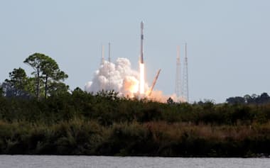 インテルサットの衛星を載せたスペースXのロケット「ファルコン9」=ロイター