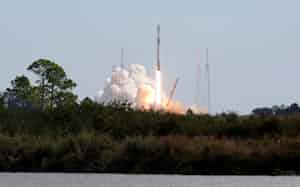 インテルサットの衛星を載せたスペースXのロケット「ファルコン9」=ロイター インテルサットの衛星を載せたスペースXのロケット「ファルコン9」=ロイター