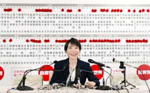 当選が確実になった人の名前にバラが付けられ、笑顔でインタビューに答える自民党総裁の高市首相(8日)=共同 当選が確実になった人の名前にバラが付けられ、笑顔でインタビューに答える自民党総裁の高市首相(8日)=共同