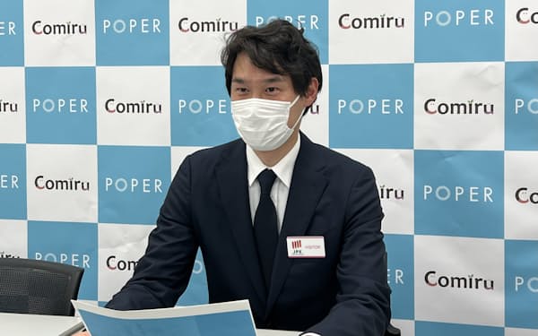 東京証券取引所で記者会見を開くPOPERの栗原慎吾社長