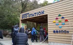 プログラムの参加者は「猿島」のゴミの分別の様子などを学んだ(7日、神奈川県横須賀市) プログラムの参加者は「猿島」のゴミの分別の様子などを学んだ(7日、神奈川県横須賀市)