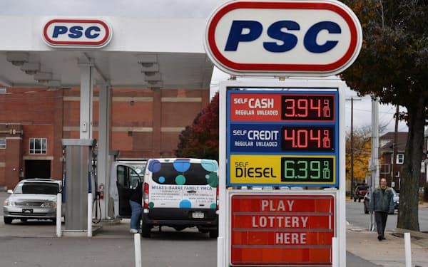 10月はガソリン価格が5.7％上昇した（10月、東部ペンシルベニア州）＝ロイター