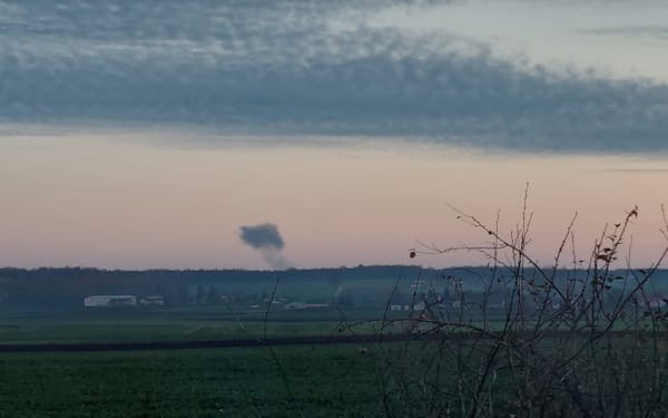 ポーランドのウクライナ国境近くでロシアによるミサイルの爆発とみられる煙（15日）＝Stowarzyszenie Moje Nowosiolki提供・ロイター