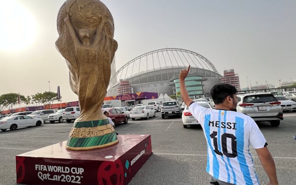 日本がドイツ、スペイン戦を行うハリファ国際競技場前に置かれたワールドカップ優勝トロフィーの像＝ロイター