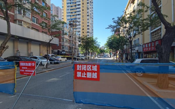 新型コロナウイルスの感染対策で封鎖された中国の街路（９月、遼寧省大連市）