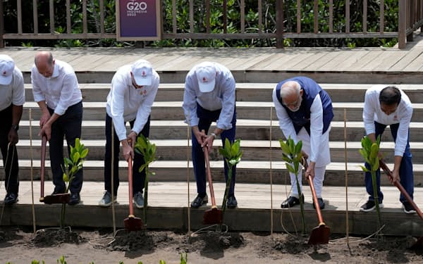 マングローブを植林するバイデン米大統領（中央）らG20の首脳（16日、バリ島）＝ロイター