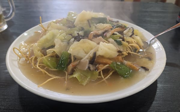 もうもうと湯気を立てながら出されたばりそば。野菜たっぷりのスープと絡むことで食感が少しずつ変わる(山口市の春来館)