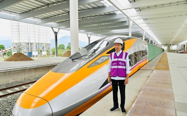 インドネシアのジョコ大統領は高速鉄道の建設で中国案を採用した（10月、西ジャワ州バンドン）＝インドネシア大統領府提供
