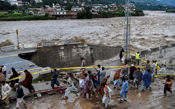 2022年夏、気候変動によって激しさを増したモンスーンの雨が、パキスタン全土で大規模な洪水を引き起こした。それから数カ月が経過したが、まだ水が引かない地域は多い。（PHOTO BY ABDUL MAJEED, AFP/GETTY IMAGES）
