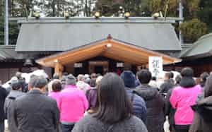 候補者の第一声を聞くために集まった聴衆(19日午前、金沢市) 候補者の第一声を聞くために集まった聴衆(19日午前、金沢市)