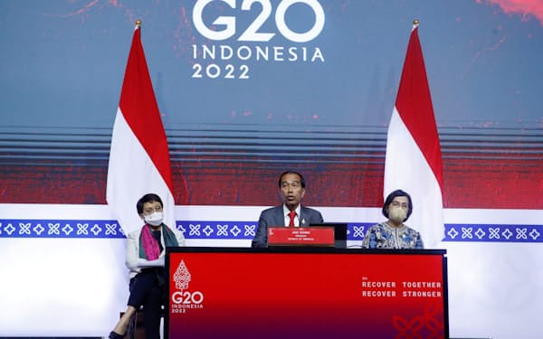 G20閉幕後に記者会見をするインドネシアのジョコ大統領（バリ島、16日）=ロイター

