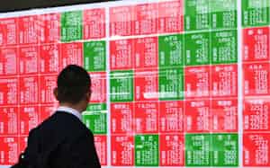 個別銘柄の株価を示すモニター(東京都中央区) 個別銘柄の株価を示すモニター(東京都中央区)