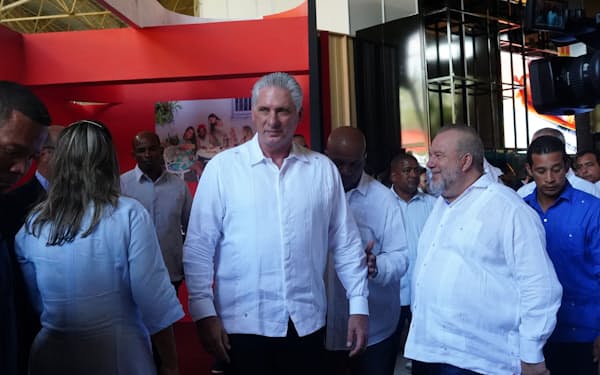 キューバのディアスカネル大統領（写真中央）はロシアや中国を訪問する（14日、ハバナ）＝ロイター