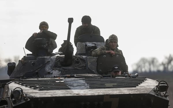装甲戦闘車両に乗るウクライナ軍兵士=ロイター