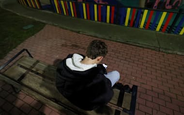 英国のスターマー首相のオンライン安全対策は若年層に焦点を当てている=ロイター