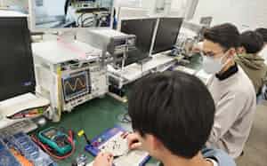 埼玉県は高等技術専門校の年齢制限を廃止する(情報制御システム科の実習風景)=県提供 埼玉県は高等技術専門校の年齢制限を廃止する(情報制御システム科の実習風景)=県提供
