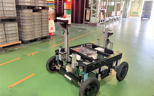 自動車の技術をベースにサスペンションを備えた自律走行ロボットで現場作業を支援する（浜松市）