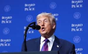 平和評議会の初会合で話すトランプ米大統領(19日、ワシントン)=ロイター 平和評議会の初会合で話すトランプ米大統領(19日、ワシントン)=ロイター