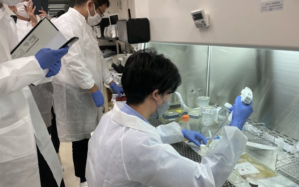 神戸市にあるBCRETでバイオ薬の製造工程を学ぶ製薬会社の技術者
