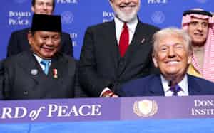 インドネシアのプラボウォ大統領㊧は19日、米ワシントンで平和評議会の初会合に参加した=ロイター インドネシアのプラボウォ大統領㊧は19日、米ワシントンで平和評議会の初会合に参加した=ロイター