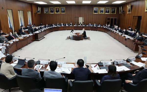 各会派の意見交換が行われた衆院憲法審査会（17日）