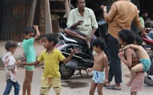 街角で遊ぶ子どもたち(7日、ニューデリー)
=小林健撮影 街角で遊ぶ子どもたち(7日、ニューデリー)
=小林健撮影