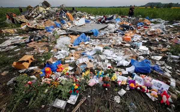 花がたむけられたマレーシア航空機の墜落現場（2014年7月）＝ロイター