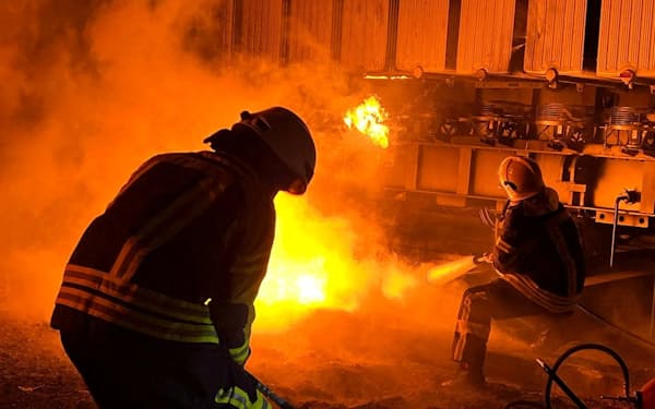 ロシアによる攻撃を受けたインフラ施設で消火作業にあたる消防士（写真は15日、首都キーウ）=ウクライナ当局提供・ロイター