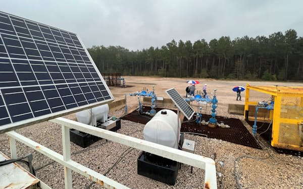 東京ガスの米テキサス州のシェールガスの生産井では電動化した設備のために太陽光パネルが取り付けられている
