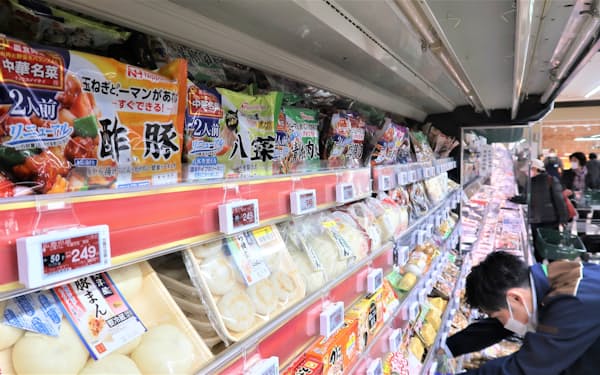 消費者の節約志向を受けて低価格な商品の販売が伸びている（東京都荒川区のスーパー）