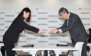 春季交渉の要求書を取り交わす日立製作所の労使代表(19日、東京都千代田区) 春季交渉の要求書を取り交わす日立製作所の労使代表(19日、東京都千代田区)