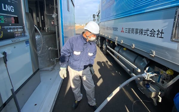 三菱商事とエア・ウォーターは液化バイオメタンを混合したLNGをLNGトラックに初充塡した（北海道苫小牧市）