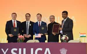 署名式に臨むインドのバイシュナウ電子・情報技術相(右から2番目)とセルジオ・ゴア駐インド米大使㊥(20日、ニューデリー) 署名式に臨むインドのバイシュナウ電子・情報技術相(右から2番目)とセルジオ・ゴア駐インド米大使㊥(20日、ニューデリー)