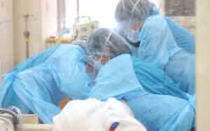 治療のため、重症患者の姿勢を変える看護師ら(19日、名古屋市千種区) 治療のため、重症患者の姿勢を変える看護師ら(19日、名古屋市千種区)