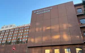 元理事長逮捕を受けて東京女子医科大学では記者会見が行われた(13日、東京都新宿区) 元理事長逮捕を受けて東京女子医科大学では記者会見が行われた(13日、東京都新宿区)