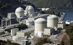 関西電力高浜原発。手前左から1号機、2号機、奥左から3号機、4号機=11月、福井県高浜町 関西電力高浜原発。手前左から1号機、2号機、奥左から3号機、4号機=11月、福井県高浜町
