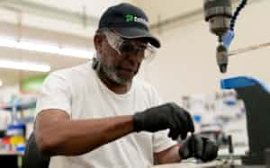 製造業とサービス業の両方で輸出受注が減った=ロイター 製造業とサービス業の両方で輸出受注が減った=ロイター