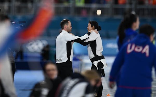 女子1500メートルでレースを終え、ヨハン・デビット・コーチ(中央左)と言葉を交わす高木=積田檀撮影