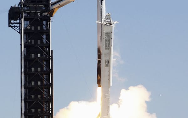 　4月、民間人4人を乗せ米フロリダ州のケネディ宇宙センターを出発するファルコン9ロケット（ロイター＝共同）