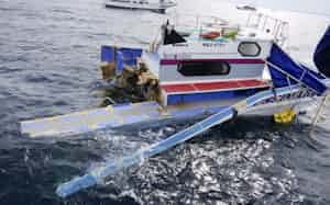 貨物船と衝突し、船体が二つに割れた遊漁船「功成丸」の船尾(20日午後、三重県鳥羽市沖)=鳥羽海上保安部提供・共同 貨物船と衝突し、船体が二つに割れた遊漁船「功成丸」の船尾(20日午後、三重県鳥羽市沖)=鳥羽海上保安部提供・共同