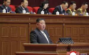 5年に1度の重要会議、朝鮮労働党大会に臨む北朝鮮の金正恩党総書記(手前)(19日、平壌)=朝鮮中央通信・共同 5年に1度の重要会議、朝鮮労働党大会に臨む北朝鮮の金正恩党総書記(手前)(19日、平壌)=朝鮮中央通信・共同