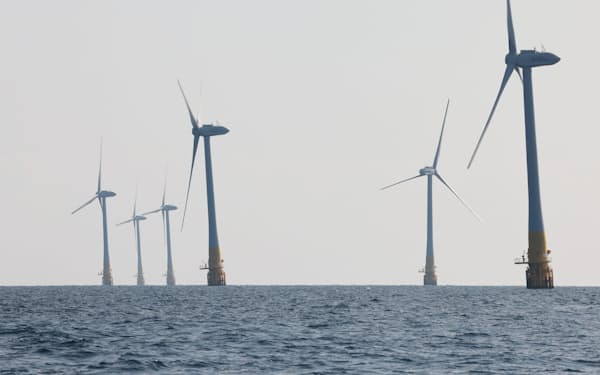 商用運転を始めた浮体式洋上風力発電所(21日、長崎県五島市沖)