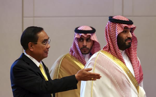 サウジアラビアのムハンマド皇太子㊨＝ＡＰ